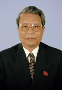 Nguyên Chủ tịch Trần Đức Lương nhận Huy hiệu 65 năm tuổi Đảng tại Hà Nội