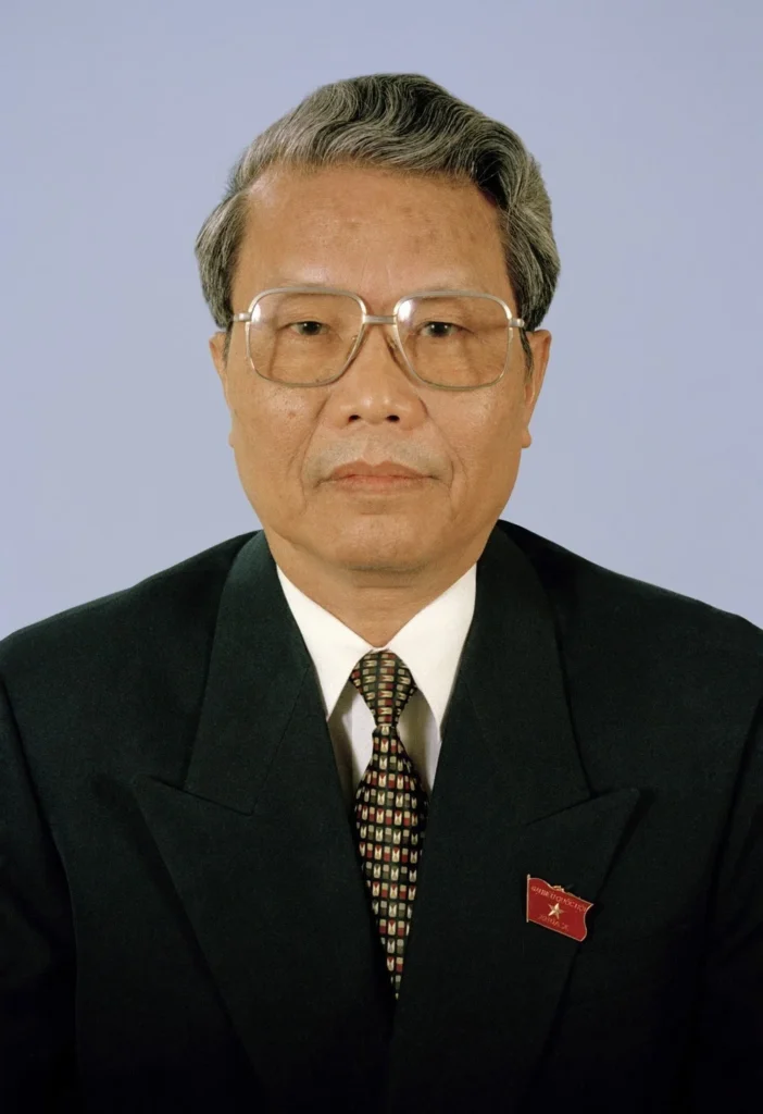 Nguyên Chủ tịch Trần Đức Lương nhận Huy hiệu 65 năm tuổi Đảng tại Hà Nội